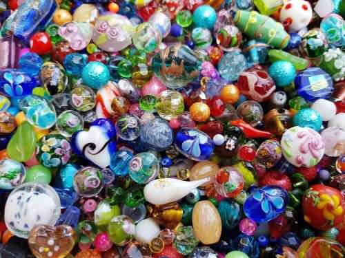 ** 2.5Kg  Assorted Glass Beads & Pearls- +/- 3560 Piece