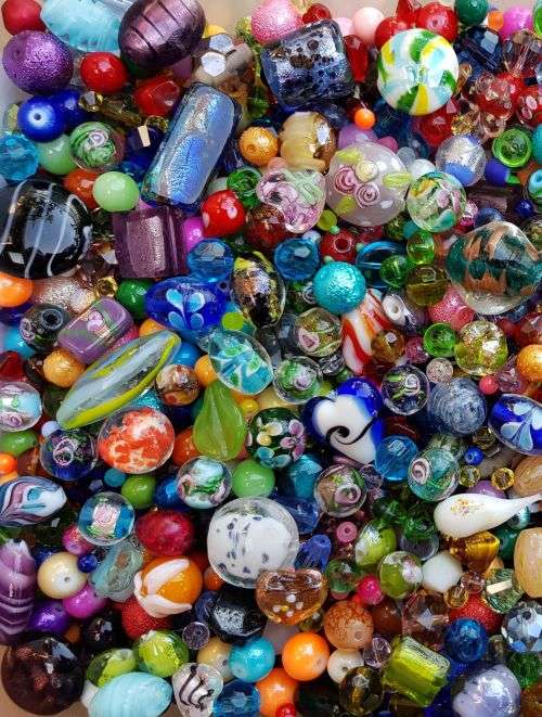 ** 2.5Kg  Assorted Glass Beads & Pearls- +/- 3560 Piece