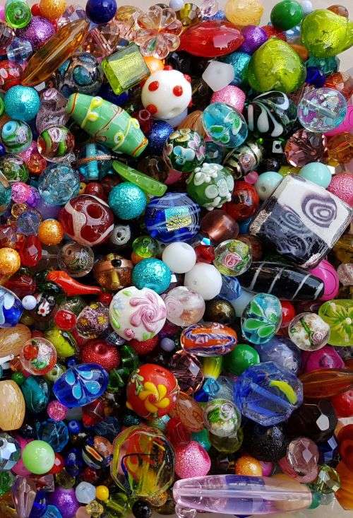 ** 2.5Kg  Assorted Glass Beads & Pearls- +/- 3560 Piece