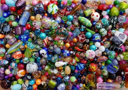 ** 2.5Kg  Assorted Glass Beads & Pearls- +/- 3560 Piece