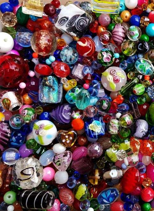 Wednesday ** 2.5Kg  Assorted Glass Beads & Pearls- +/- 4500 Piece