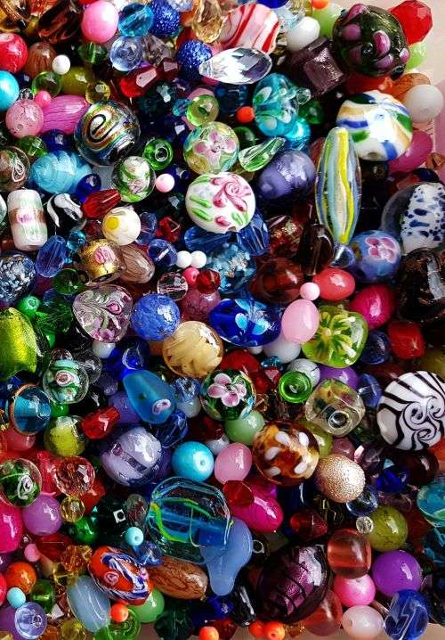 Wednesday ** 2.5Kg  Assorted Glass Beads & Pearls- +/- 4500 Piece
