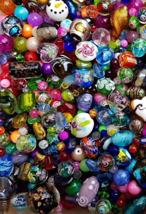 Crazy Wednesday  ** 2.7Kg  Assorted Glass Beads & Pearls- +/- 5200 Piece