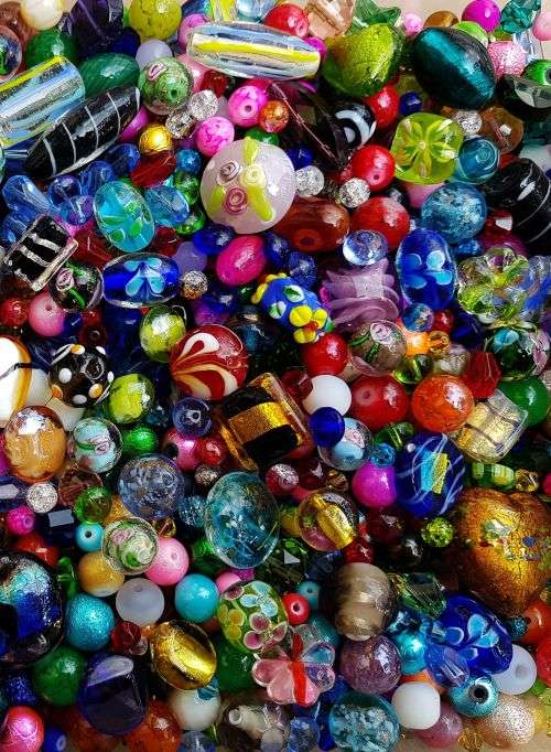 Crazy Wednesday  ** 2.7Kg  Assorted Glass Beads & Pearls- +/- 5200 Piece