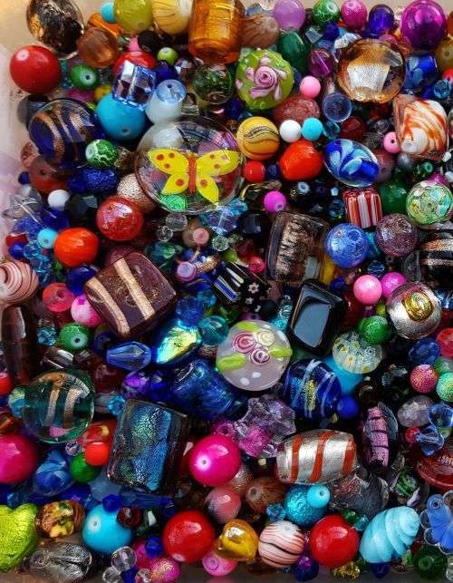 Crazy Wednesday ** 2.4 Kg  Assorted Glass Beads & Pearls- +/- 6120 Piece
