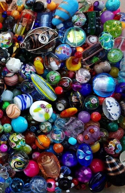 Crazy Wednesday ** 2.4 Kg  Assorted Glass Beads & Pearls- +/- 6120 Piece