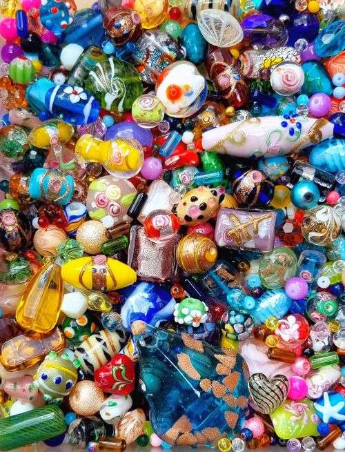 **Weekend Special ** 2.3 Kg  Assorted Glass Beads and Glass Pearls  +/- 5000 Pc