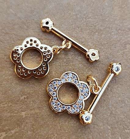 *Clearance Sale**1 pc Gold Plated  /  Flower Shape /Clear Cubic Zirconia /  Toggle Clasp