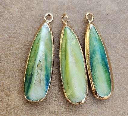 *Clearance Sale*1pc (+/- 32 x10mm)  Shell Pendant / Green / Dyed / Gold Edge/ Drop