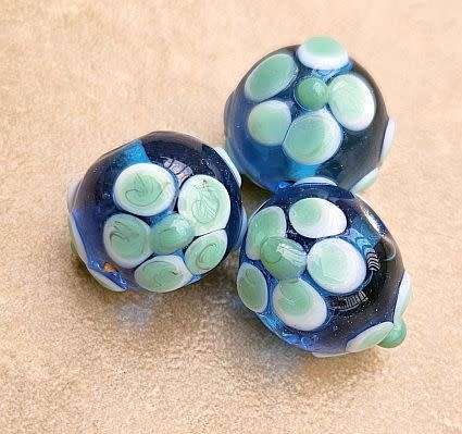 *Clearance Sale*1Pc x (+/-18x15mm)   Blue / Green & White Flower  Detail / Handmade Lampwork
