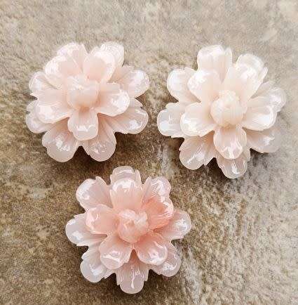 *Clearance Sale*3pc x (+/- 17mm) Flower  / Light Peach  / Dyed / Synthetic Coral