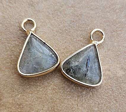 *Clearance Sale*1pc ( +/-16x 12mm) Natural / Labradorite / Triangle  / Gold Tone / Charm