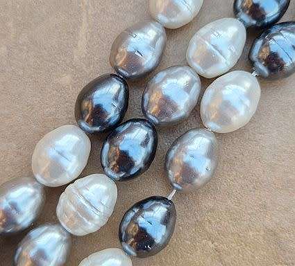 *Clearance Sale*1 Strand (+/-12x18mm) Shell  Pearl / Oval with Screw Thread  Beads /  Grey / Whi