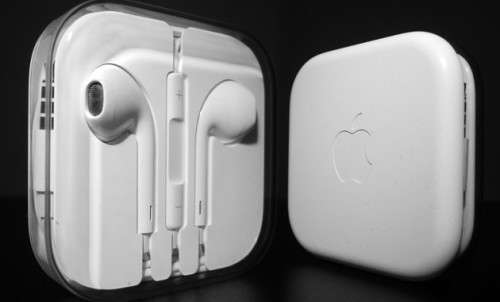 APPLE EARPODS BRAND NEW ORIGINAL AND SEALED