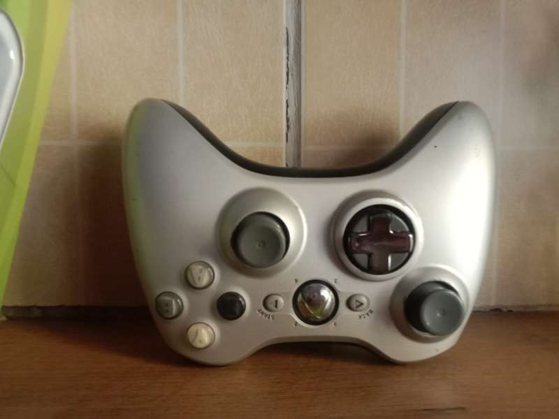 Xbox 360 Silver controller with charge kit