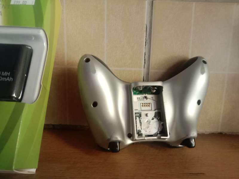 Xbox 360 Silver controller with charge kit