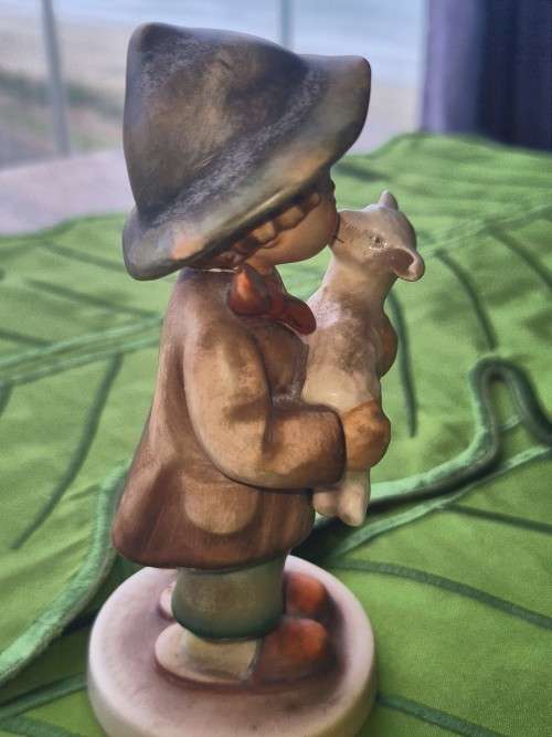 Goebel Hummel Figurine Lost Sheep 68