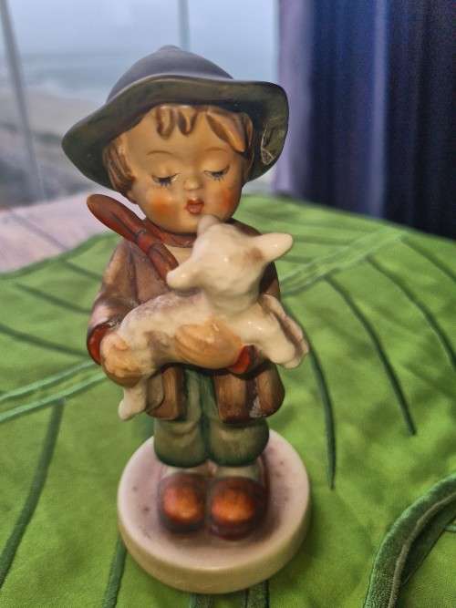 Goebel Hummel Figurine Lost Sheep 68