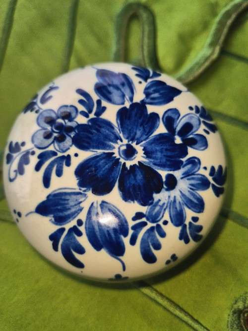 Rare Find!!  Blue Willow Delft Holland Glass Delftware Floral Pin