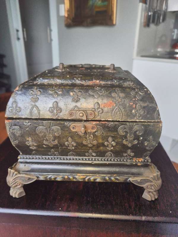 Collectible Vintage Claw Foot Box Clock