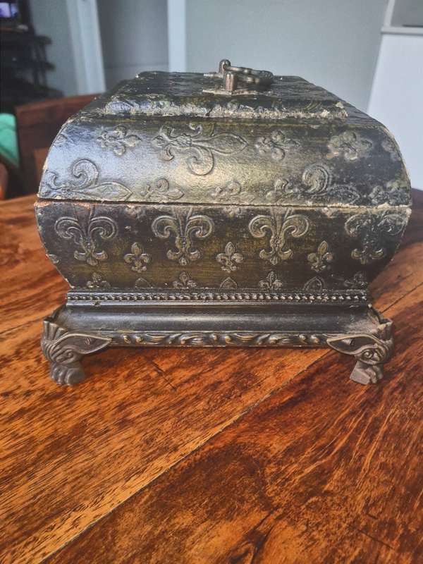 Collectible Vintage Claw Foot Box Clock