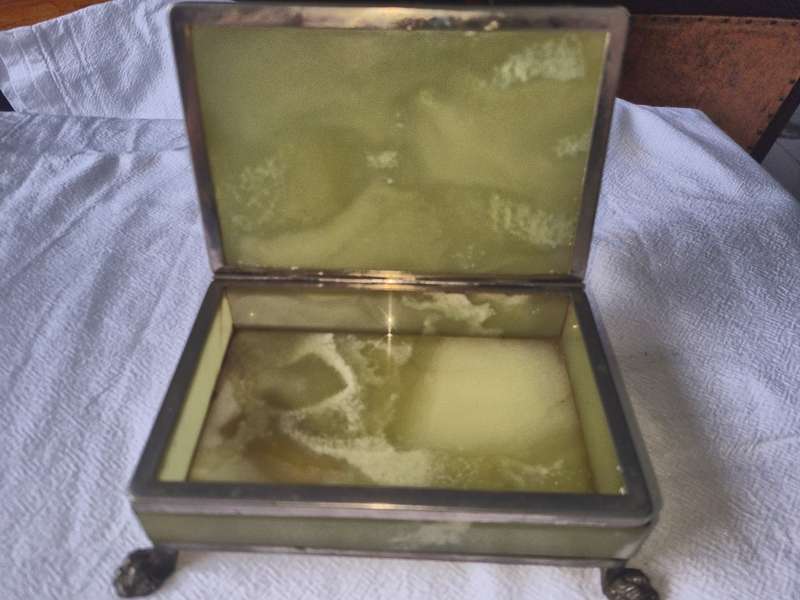 Gorgeous  Vintage Italian polished onyx box with hinged lid and lion`s paw feet worth R5000