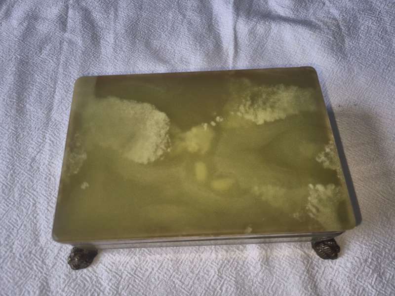 Gorgeous  Vintage Italian polished onyx box with hinged lid and lion`s paw feet worth R5000