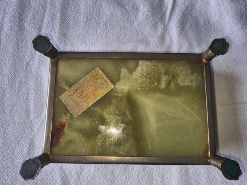 Gorgeous  Vintage Italian polished onyx box with hinged lid and lion`s paw feet worth R5000