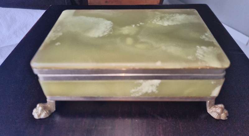 Gorgeous  Vintage Italian polished onyx box with hinged lid and lion`s paw feet worth R5000