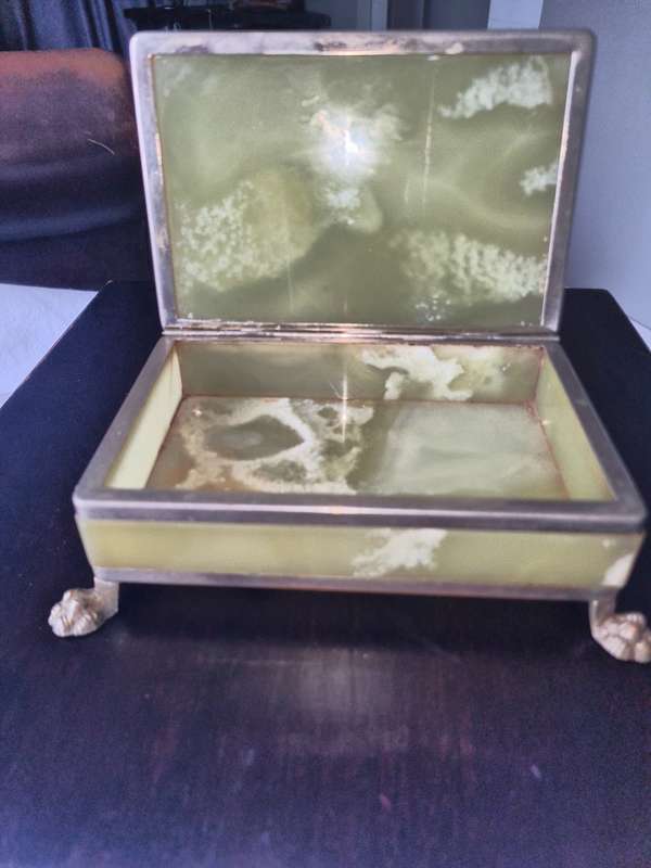 Gorgeous  Vintage Italian polished onyx box with hinged lid and lion`s paw feet worth R5000