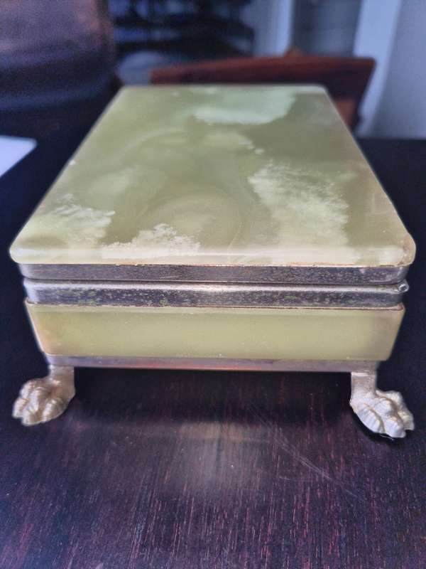 Gorgeous  Vintage Italian polished onyx box with hinged lid and lion`s paw feet worth R5000