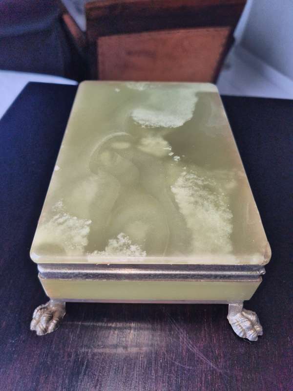 Gorgeous  Vintage Italian polished onyx box with hinged lid and lion`s paw feet worth R5000