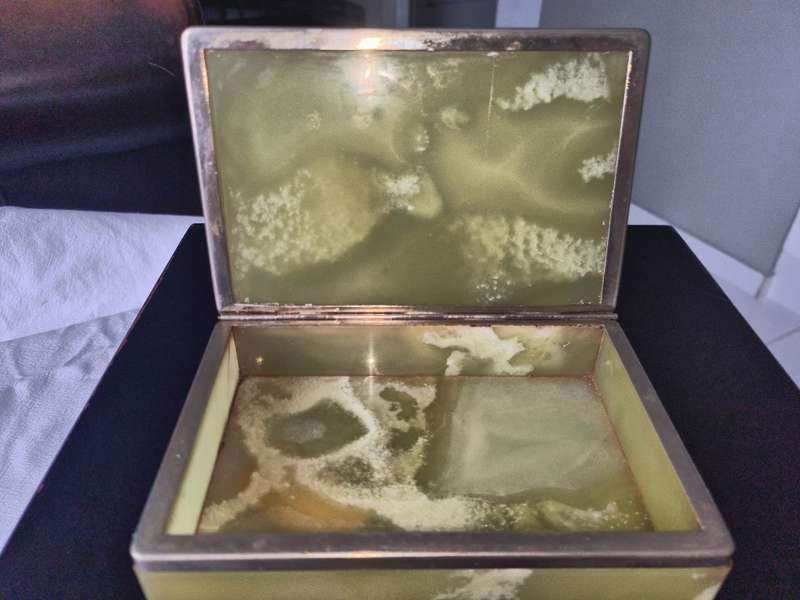Gorgeous  Vintage Italian polished onyx box with hinged lid and lion`s paw feet worth R5000