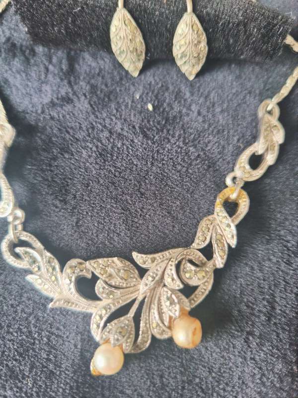5 Pieces of Awesome vintage Jewelry