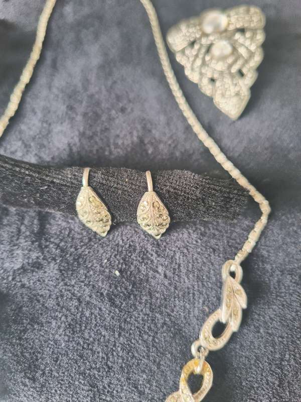 5 Pieces of Awesome vintage Jewelry