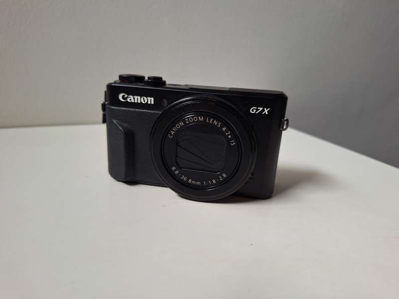 Canon Powershot G7X Mark ii + 128 GB 120MB/S SD card (great for videos)