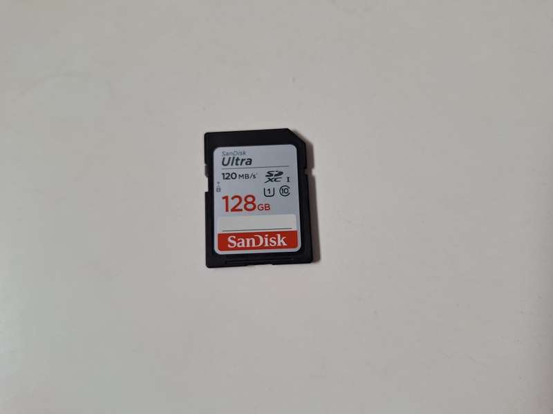 Canon Powershot G7X Mark ii + 128 GB 120MB/S SD card (great for videos)