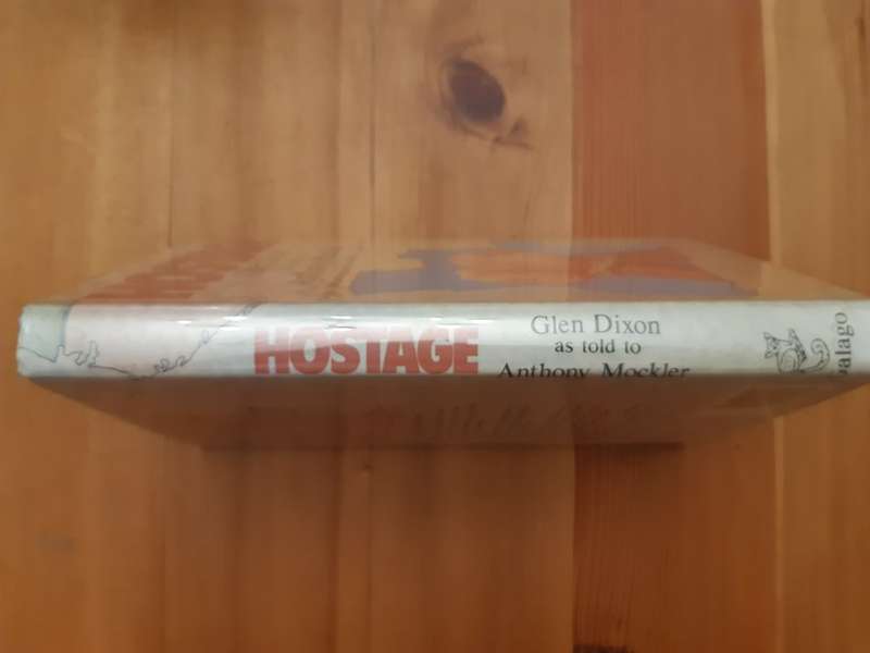 Hostage. The epic 1000 km forced march of Glen Dixon hostage of UNITA