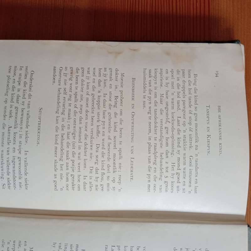 Die Afrikaanse kind in Siekte en Gesondheid `n boek vir ouers en opvoeders deur C. Louis Leipoldt