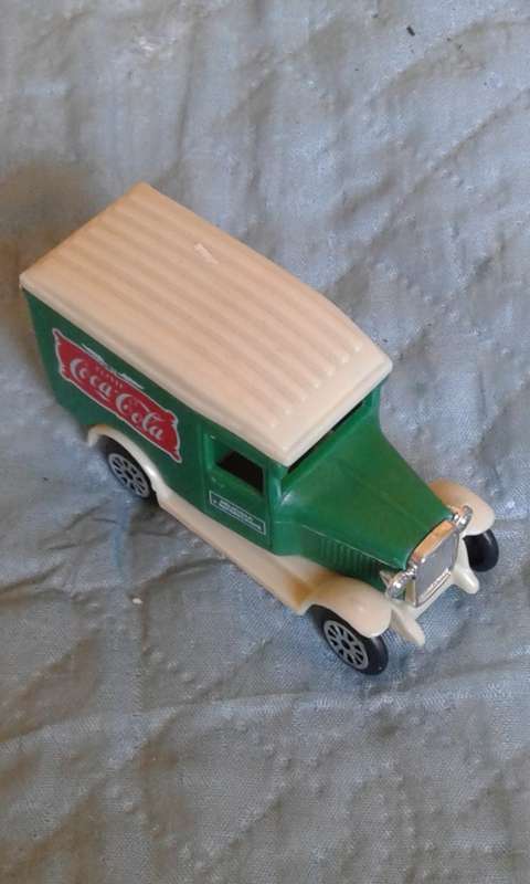 COLLECTORS COCA-COLA TRUCK