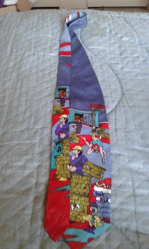 VINTAGE LOONEY TUNES 100%SILK TIE MADE BY REGENT
