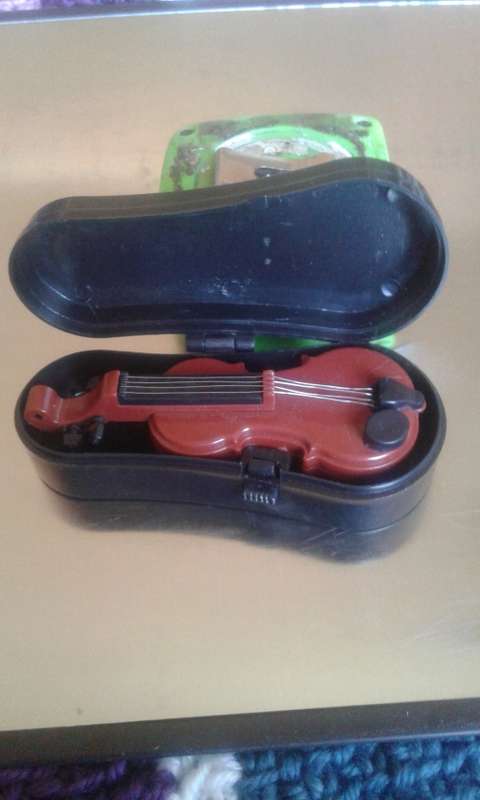 COLLECTORS BATTERY OPERATED VIOLIN IN CASE-SEE DESCRIPTION