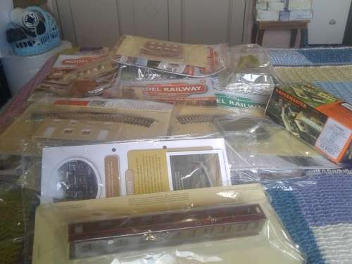 YOUR MODEL RAILWAY VILLAGE (BUILD A COMPLETE LAYOUT IN A 1960'S SETTING (ISSUES 1 -120)SEE DESCRIPTI