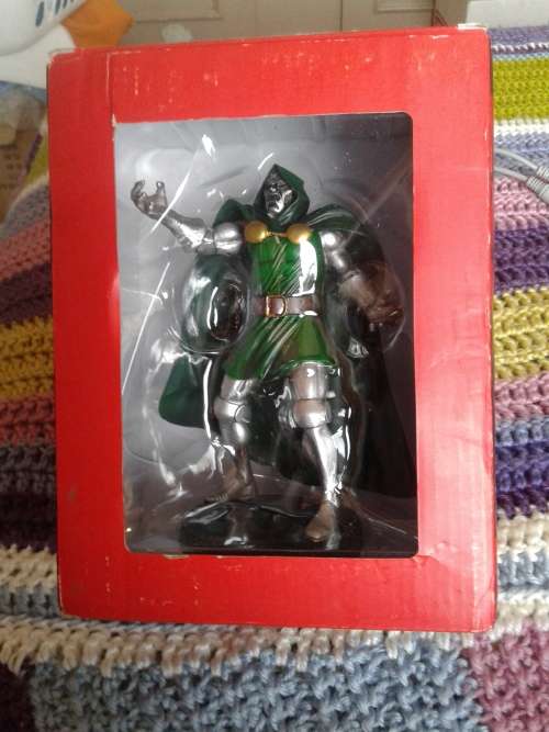 COLLECTORS MARVEL FIGURINE_SEE DESCRIPTION