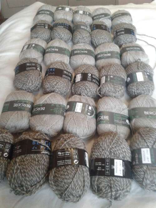 30 X 25G TOP QUALITY 2 SHADES KNITTING WOOL, ONE BID (MADE IN FRANCE)