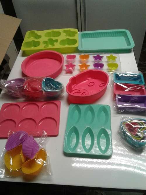 ALL SORTS SILICONE OVENPROOF BAKEWARE  (29 PIECES),ONE BID