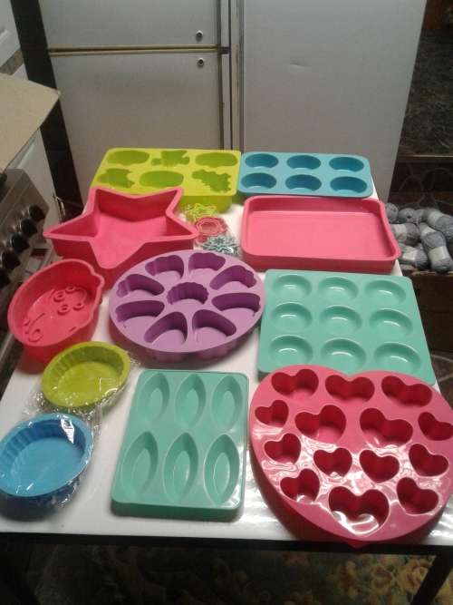 20 PIECE ALL SORTS OVENPROOF SILICONE BAKEWARE,ONE BID