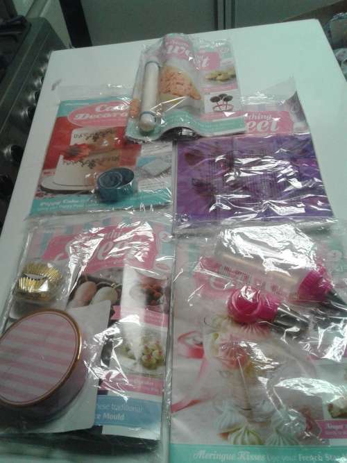 5 X ALL SORTS CAKE DECORATING INCL.MAGAZINES, ONE BID(SEE DESCRIPTION FOR DETAILS)