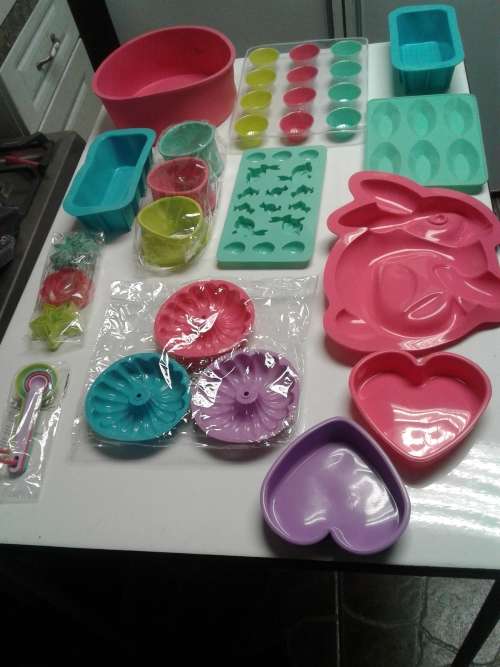 ALL SORTS OVENPROOF SILICONE BAKEWARE  (40 PIECES)ONE BID