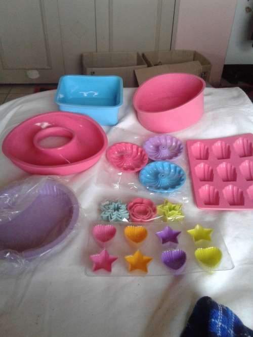 ALL SORTS OVENPROOF SILICONE BAKEWARE  (25 PIECES)ONE BID